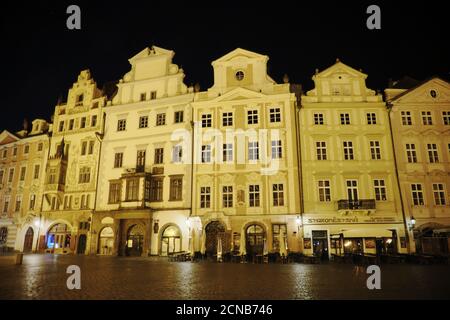 Praga, Repubblica Ceca, 13 ottobre 2019. Vecchie case sulla Piazza della Città Vecchia di Praga. Paesaggio della città. Le luci soffuse della città serale. Foto Stock