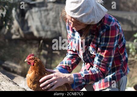 ritratto di una lavoratrice agricola donna con il suo cane Foto Stock