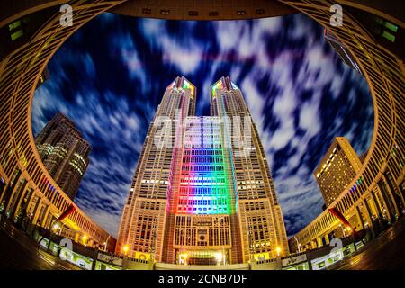 Tokyo Metropolitan Government (illuminazione a colori olimpici e paralimpici) Foto Stock