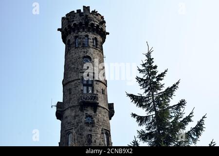 Una torre di osservazione in pietra sulla cima del Děčínský Sněžník, la vetta più alta dei monti in pietra arenaria dell'Elba nella regione della Svizzera boema. Foto Stock