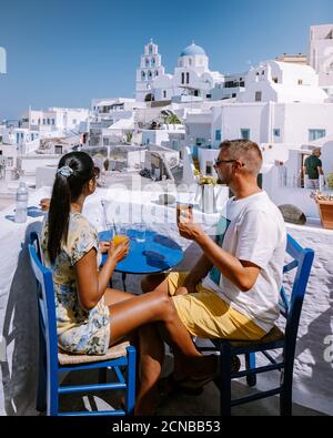 Pyrgos, Santorini, Grecia. Famosa attrazione di villaggio bianco con strade acciottolate, isole greche delle Cicladi, coppie del Mar Egeo Foto Stock