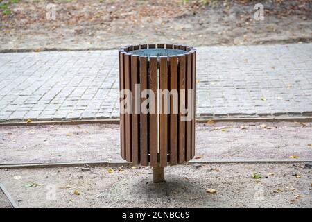 Cestino di rifiuti di strada nel parco cittadino Foto Stock