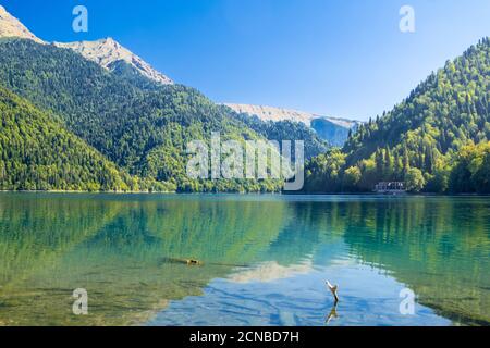 Paesaggio naturale che si affaccia sul lago di Ritsa e le montagne del Caucaso, Abkhazia. Foto Stock