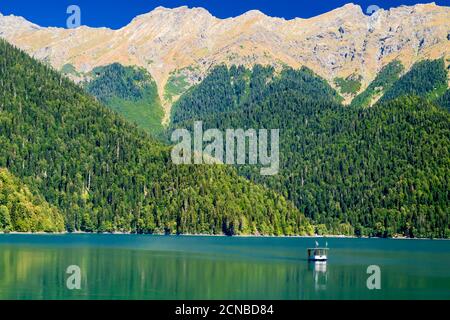 Paesaggio naturale che si affaccia sul lago di Ritsa e le montagne del Caucaso, Abkhazia. Foto Stock