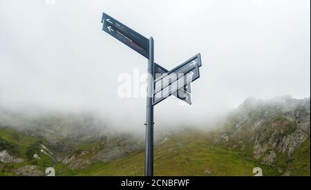 Indice dei sentieri escursionistici per i turisti in montagna, indicando la lunghezza del percorso e la sua difficoltà, Krasnaya Polyana, Sochi, Russia. Foto Stock