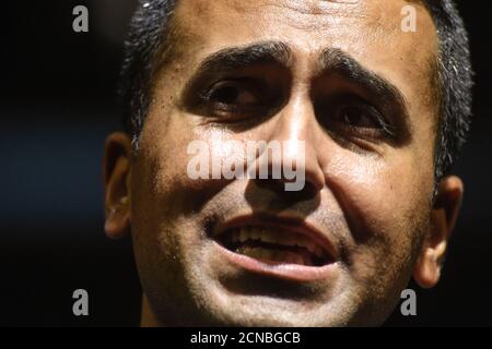 Napoli, Italia. 17 Settembre 2020. Il Ministro degli Affari Esteri e membro del movimento politico 5 Stelle, Luigi di Maio, Interviene in una riunione per il sì al referendum costituzionale che sarà votato in Italia il 20 e 21 settembre per il taglio dei parlamentari e per sostenere la candidatura alla Presidenza della Regione Campania Valeria Ciarambino. Credit: Agenzia fotografica indipendente/Alamy Live News Foto Stock