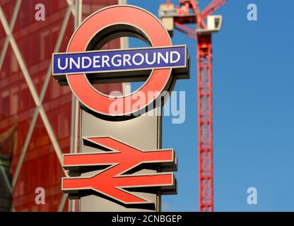 Londra, Inghilterra, Regno Unito. Segnale della metropolitana e della ferrovia di Londra fuori dalla stazione Victoria Foto Stock