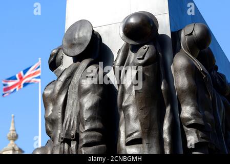 Londra, Inghilterra, Regno Unito. Women of World War II Memorial (John Mills; 2005) a Whitehall - bandiera dell'Unione che vola sopra le Guardie a Cavallo Foto Stock