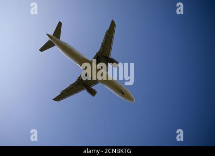 17 settembre 2020, Sassonia, Dresda: Un aereo dell'Airbus A320 di Sund Air si avvicina all'aeroporto internazionale di Dresda da Kos. Foto: Robert Michael/dpa-Zentralbild/dpa Foto Stock