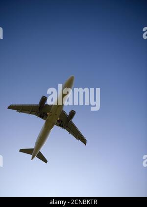 17 settembre 2020, Sassonia, Dresda: Un aereo dell'Airbus A320 di Sund Air si avvicina all'aeroporto internazionale di Dresda da Kos. Foto: Robert Michael/dpa-Zentralbild/dpa Foto Stock