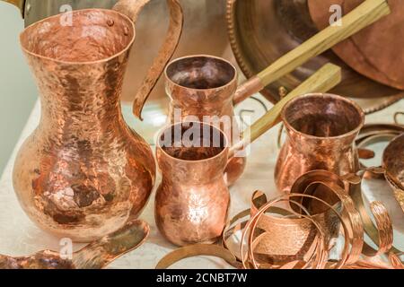 utensili da cucina in rame vintage - pentole e vasetti di caffè turchi in mostra nel mercato delle pulci Foto Stock