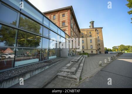 Storica fabbrica di malto a Grevesmuehlen, oggi la costruzione di mattoni gialli è un monumento industriale e contiene alcuni uffici del distretto admini Foto Stock