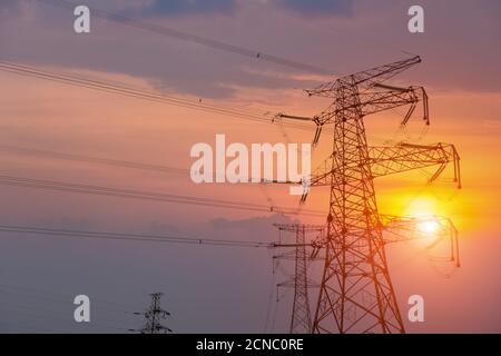 torre di potenza al tramonto Foto Stock