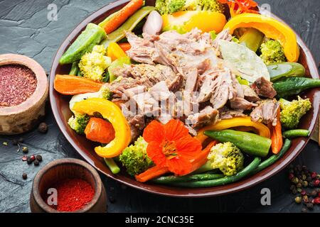 Stufato di manzo con verdure di stagione. Carne di manzo cotta con verdure Foto Stock