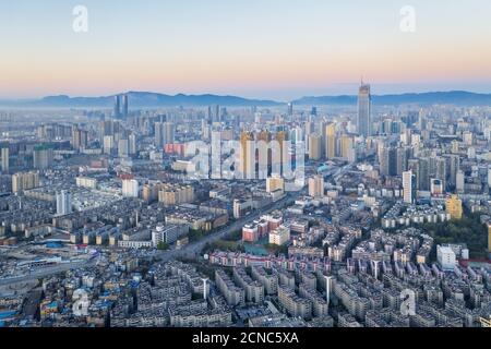 vista aerea della scena della città di kunming all'alba Foto Stock