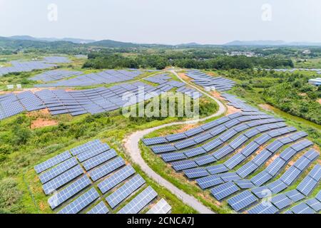 energia solare su pendio di montagna Foto Stock