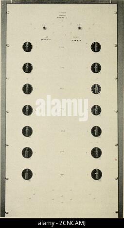 . La rivista tecnica Bell System . quency band. X. ASSEMBLAGGIO tutti i componenti sono stati montati sul retro di un pannello rack i-elay standard. I comandi reostato sono disposti sulla parte anteriore del pannello mostrato in Fig. 10. Questa è una vista frontale dell'ecializzatore completato. I thecondtrols per i termini di eco principali sono a sinistra e per i termini di laggingecho a destra. Sono disposti verticalmente in ordine numerocon i primi termini (separazione di tempo più breve dal segnale principale) sulla parte superiore. La parte posteriore del pannello è mostrata in Fig. 11. Gli accoppiatori direzionali sono montati orizzontalmente in due versi Foto Stock