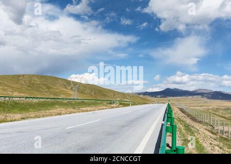 autostrada sulla natura selvaggia Foto Stock