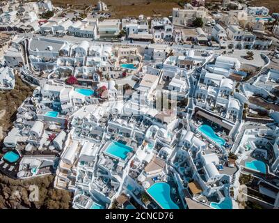 Vista sul drone di Santorini, vista aerea sul villaggio imbiancato di Oia con lussuoso resort per vacanze con piscine infinity in SA Foto Stock