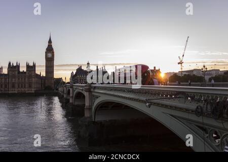 LONDRA, REGNO UNITO - 05 giu 2015: Paesaggio urbano del famoso Big ben di Londra al tramonto, dall'altra parte del fiume Thamesis, accanto al ponte di westminster Foto Stock