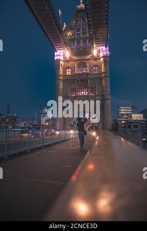 LONDRA, REGNO UNITO - 04 giugno 2015: ponte di londra di notte da vicino con luci e foto turistiche Foto Stock