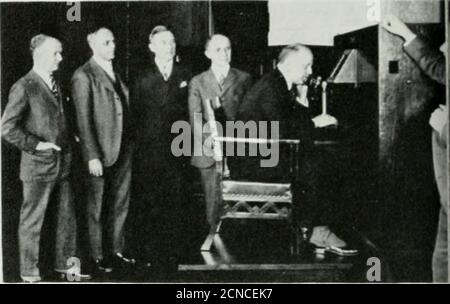 . Rivista Bell Telephone . isionTransmission over Communications Lines 7 aprile 1927-la prima manifestazione pubblica negli Stati Uniti della trasmissione di servizi telefonici di teledisionover ha avuto luogo presso Bell Tele-phone Laboratories, New York City, tra Walters. Gifford. presidente di American Telephone e Telegraph Company, e Segretario di CommerceHerbert Hoover a Washington, D.C. a quel tempo MR. Le osservazioni di Giffords comprendevano quanto segue: I principi alla base della televisione, che sono relatedto ai principi implicati nella trasmissione elettrica del parlato, sono stati conosciuti per molto tempo tim Foto Stock