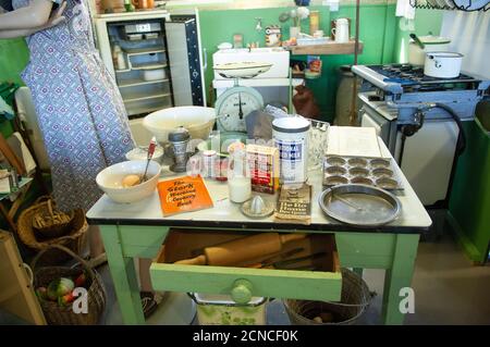 Una mostra che mostra uno stile di vita tipico e prodotti in una cucina in tempo di guerra. Il centro di decodifica in tempo di guerra a Bletchley Park, Bletchley, Inghilterra Foto Stock