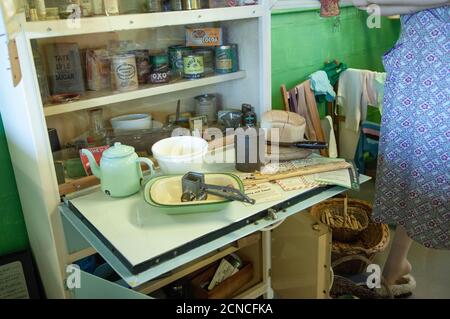 Una mostra che mostra uno stile di vita tipico e prodotti in una cucina in tempo di guerra. Il centro di decodifica in tempo di guerra a Bletchley Park, Bletchley, Inghilterra Foto Stock