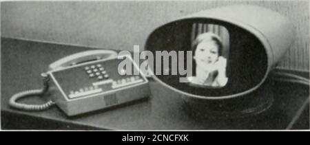 . Rivista Bell Telephone . isionTransmission over Communications Lines 7 aprile 1927-la prima manifestazione pubblica negli Stati Uniti della trasmissione di servizi telefonici di teledisionover ha avuto luogo presso Bell Tele-phone Laboratories, New York City, tra Walters. Gifford. presidente di American Telephone e Telegraph Company, e Segretario di CommerceHerbert Hoover a Washington, D.C. a quel tempo MR. Le osservazioni di Giffords comprendevano quanto segue: I principi alla base della televisione, che sono relatedto ai principi implicati nella trasmissione elettrica del parlato, sono stati conosciuti per molto tempo tim Foto Stock