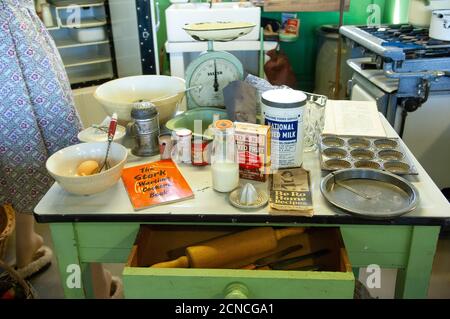 Una mostra che mostra uno stile di vita tipico e prodotti in una cucina in tempo di guerra. Il centro di decodifica in tempo di guerra a Bletchley Park, Bletchley, Inghilterra Foto Stock