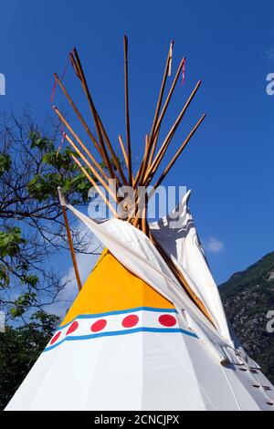 Tepee. Cambio di scenario. Camping ** Costa Azzurra & Merveilles, Breil-sur-Roya, Alpi Marittime, Francia Foto Stock