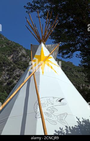 Tepee. Cambio di scenario. Camping ** Costa Azzurra & Merveilles, Breil-sur-Roya, Alpi Marittime, Francia Foto Stock