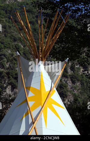 Tepee. Cambio di scenario. Camping ** Costa Azzurra & Merveilles, Breil-sur-Roya, Alpi Marittime, Francia Foto Stock