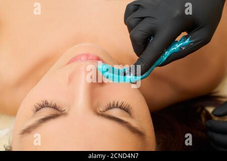 depilazione e bellezza concetto - pasta di zucchero o miele di cera per la rimozione  dei capelli con bastoni spatola di ceretta di legno. rasoio è attraversato  fuori Foto stock - Alamy