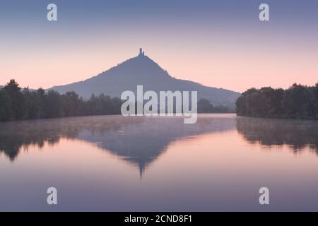 Castello di Hazmburk. Rovine del castello di Hazmburk in cima alla cima della catena montuosa di Ceske Stredohori. Castello medievale con vista sul paesaggio della campagna ceca Foto Stock