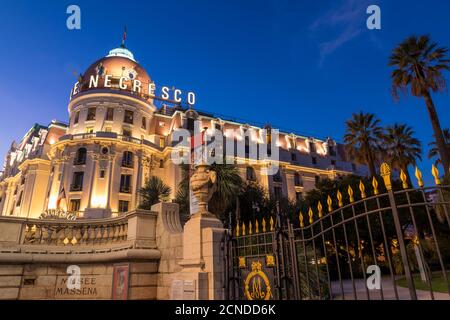 Illed le Negresco Hotel edificio al tramonto, Nizza, Alpi Marittime, Costa Azzurra, Costa Azzurra, Provenza, Francia, Mediterraneo, Europa Foto Stock