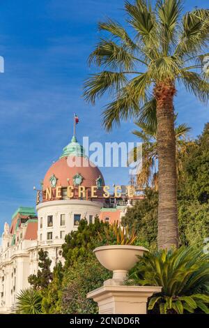 Il famoso edificio del Negresco Hotel a Promenade des Anglais, Nizza, Alpi Marittime, Costa Azzurra, Costa Azzurra, Provenza, Francia, Mediterraneo Foto Stock