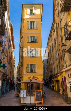 Piccolo edificio nel centro storico (Vieux-Nice) vicino a Piazza Rossetti, Nizza, Alpi Marittime, Costa Azzurra, Costa Azzurra, Provenza, Francia, Mediterraneo Foto Stock