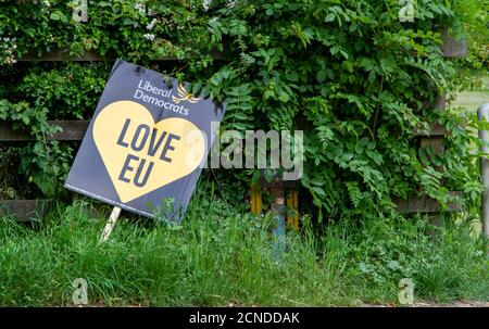 Un manifesto lib-Dems pro-Europa che cade ironicamente Foto Stock