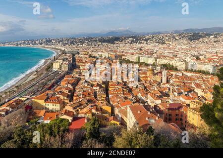 Vista dalla collina del Castello fino alla città vecchia di Nizza, Alpi Marittime, Costa Azzurra, Costa Azzurra, Provenza, Francia, Mediterraneo, Europa Foto Stock