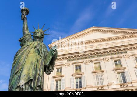 Statua della replica della libertà al Teatro dell'Opera, Nizza, Alpi Marittime, Costa Azzurra, Costa Azzurra, Provenza, Francia, Mediterraneo, Europa Foto Stock