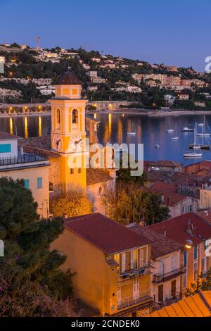 Chiesa Saint-Michel illuminata al tramonto, Villefranche sur Mer, Alpi Marittime, Costa Azzurra, Costa Azzurra, Provenza, Francia, Mediterraneo, Europa Foto Stock