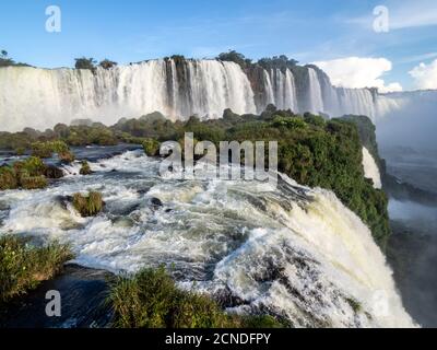 Vista delle Cascate di Iguacu (Cataratas do Iguacu), patrimonio dell'umanità dell'UNESCO, dal lato brasiliano, Parana, Brasile Foto Stock