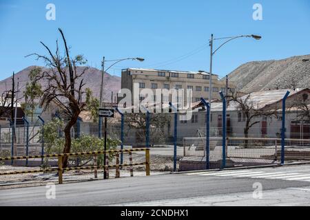 Il villaggio abbandonato dei lavoratori delle miniere di Chuquicamata, miniera di rame a cielo aperto, deserto di Atacama, Cile Foto Stock