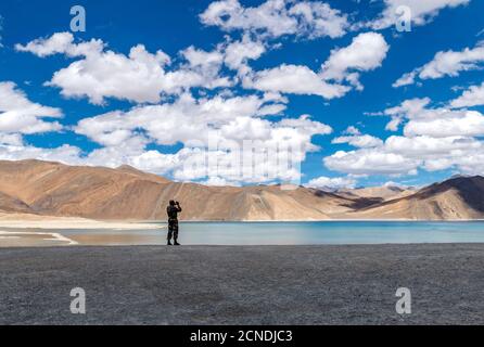 Armyman al lago Pangong, Ladakh, India. Pangong TSO è un lago endorheic nell'Himalaya situato ad un'altitudine di 4,225 m. Foto Stock
