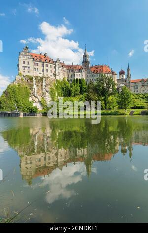 Il Castello di Sigmaringen si riflette sul Danubio, sull'alta Valle del Danubio, sul Giura svevo, sul Baden-Wurttemberg, in Germania, in Europa Foto Stock