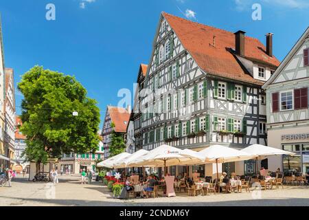 Caffè e ristoranti di strada nella zona pedonale, Schorndorf, Schorndorf, Baden-Wurttemberg, Germania, Europa Foto Stock