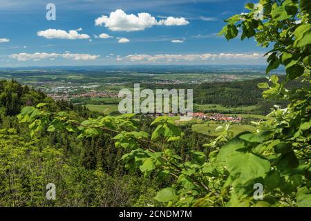 Vista dal castello di Schalksburg alle montagne Balinger, vicino a Balingen, Giura svevo, Baden-Wurttemberg, Germania, Europa Foto Stock