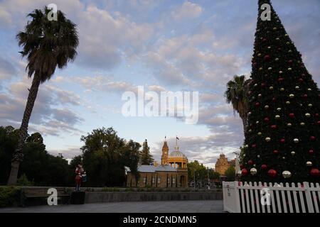 Cielo drammatico sopra gli edifici decorati francesi in stile secondo Impero, Natale a Bendigo Australia Foto Stock