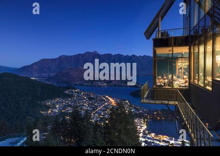 Vista su Queenstown e sul lago Wakatipu dallo Skyline Queenstown Bar and Restaurant, Otago, South Island, New Zealand, Pacific Foto Stock